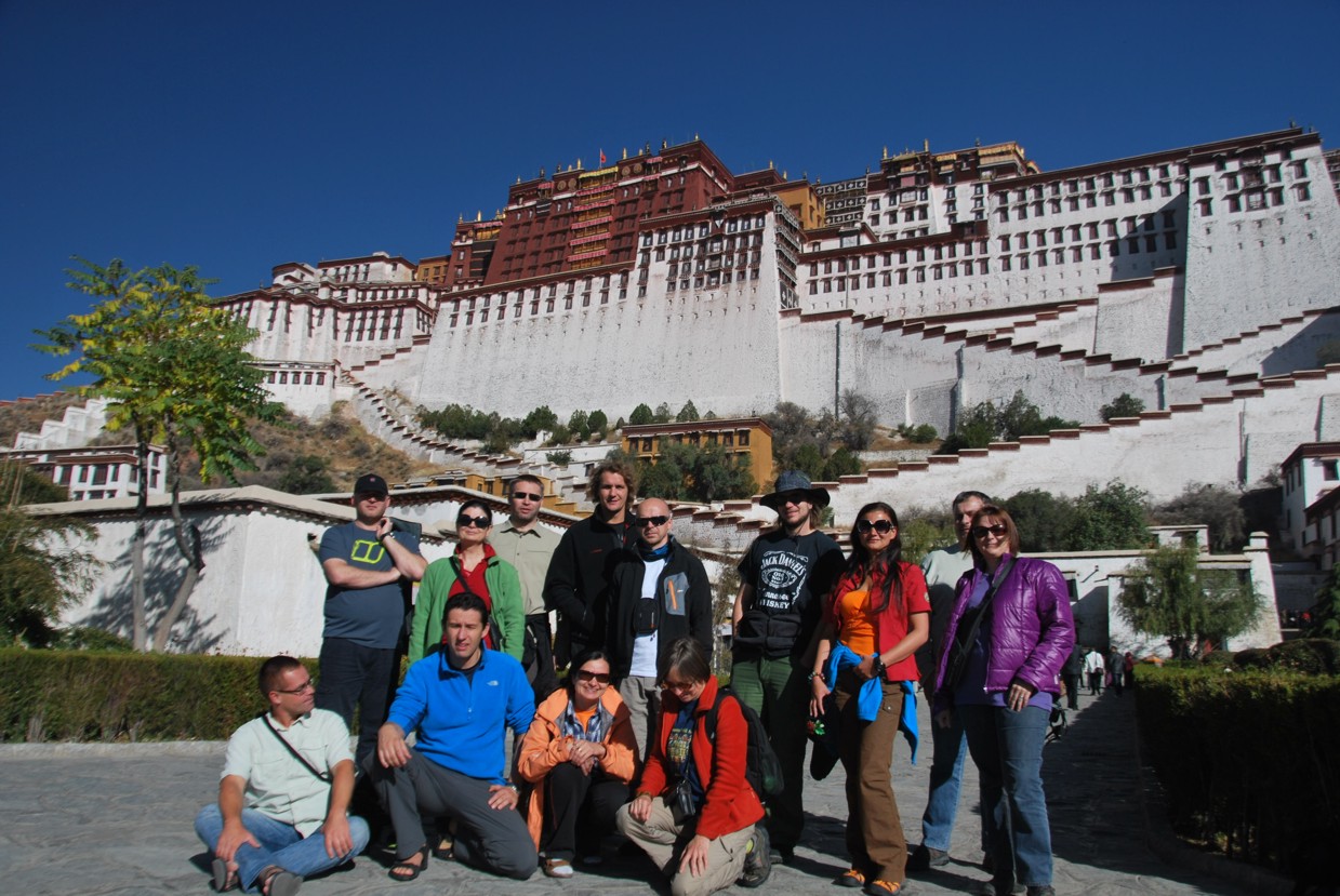 grupa_2011_na_tle_palacu_potala_w_lhasa