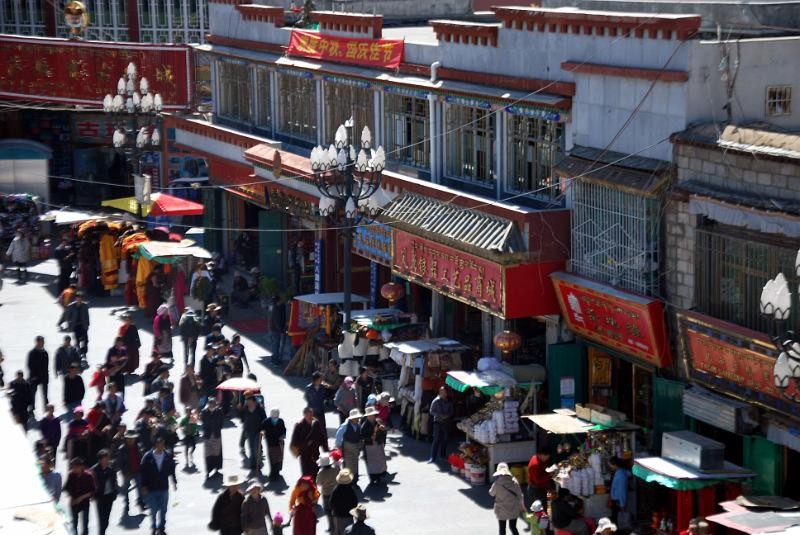 tybet_lhasa_widok_ze_swiatyni tybet_lhasa_widok_ze_swiatyni