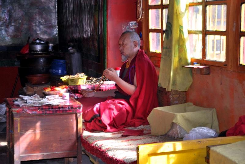 tybet_mnich_w_klasztorze