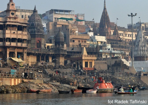 indie varanasi manikarnika ghat kremacja