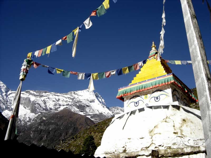 mt_everest_trekking_Namche_Bazaar_stupa_buddyjska Nepal